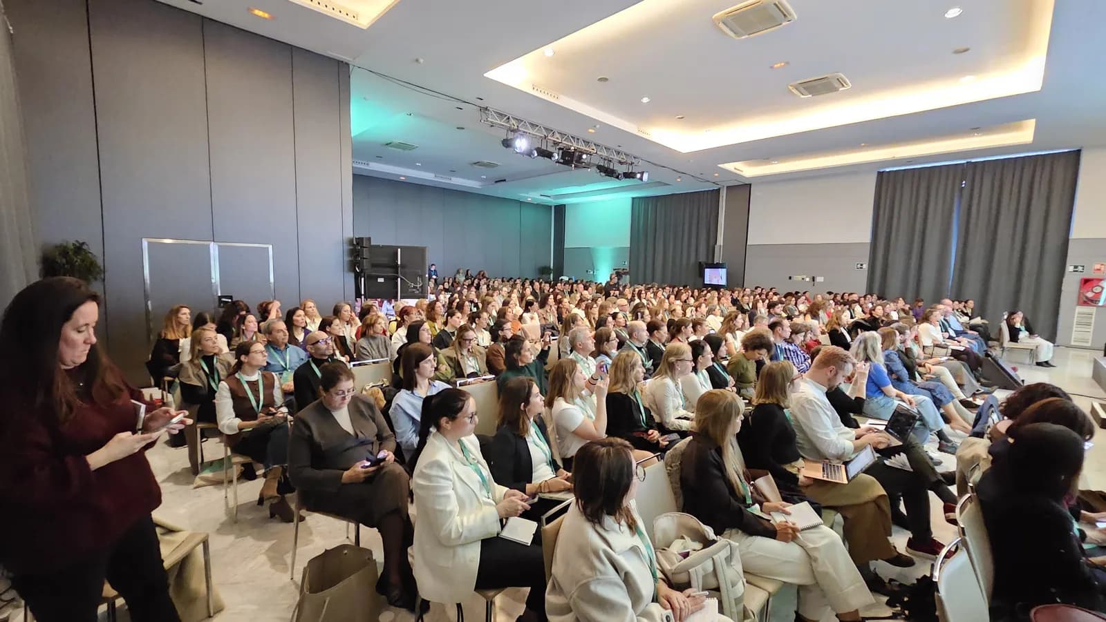 Auditorio completo de profesionales asistiendo a una ponencia sobre Rehabilitación Neuro-Oclusal