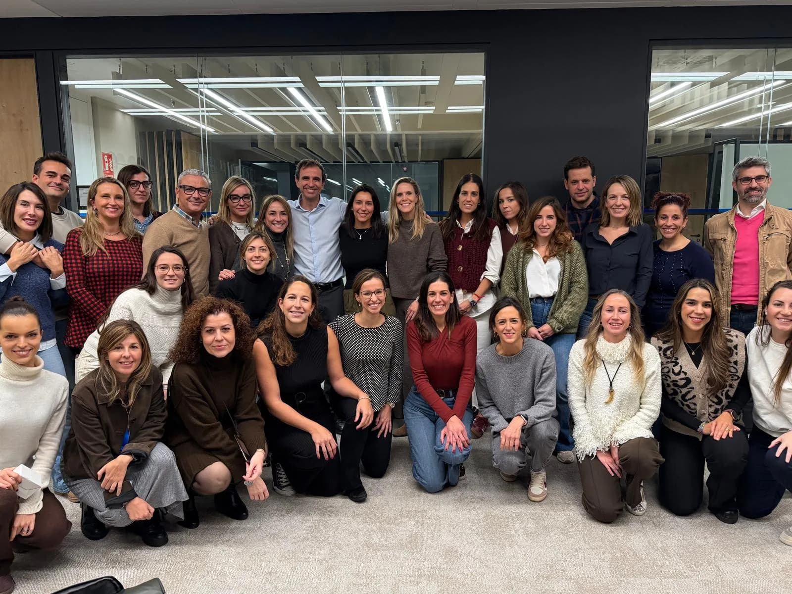 El Dr. Javier Plaza con la promoción de alumnos al finalizar una edición del curso de RNO en Straumann Group Madrid