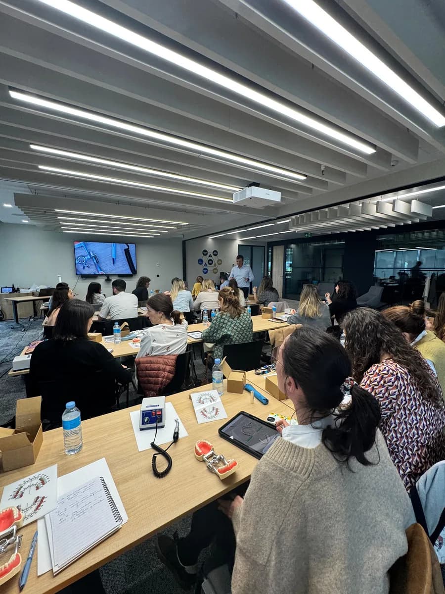 Alumnos del curso de RNO trabajando con modelos y articuladores durante una lección práctica, con el Dr. Javier Plaza al frente
