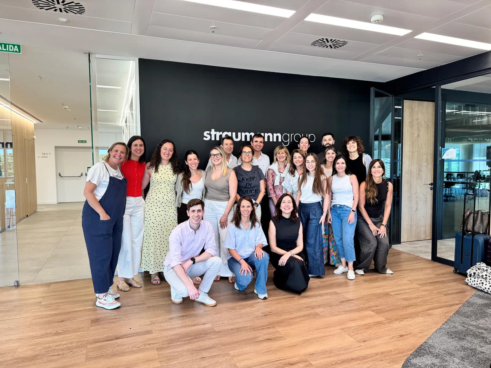 Promoción de alumnos del curso de RNO frente al rótulo de Straumann Group en Madrid