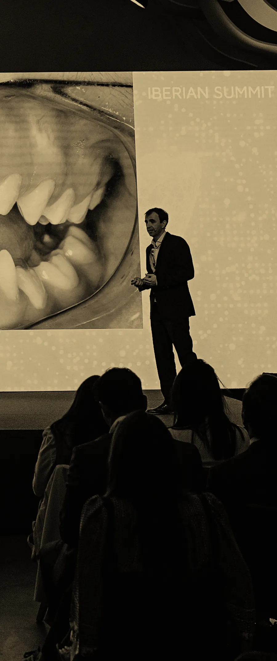 El Dr. Javier Plaza durante una ponencia clínica, con un caso de maloclusión proyectado ante la sala